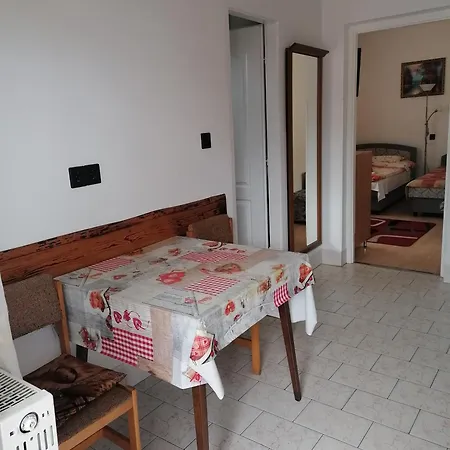 Apartament Gyoengy Es Miki *