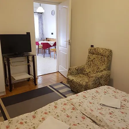 Gyoengy Es Miki Apartament *